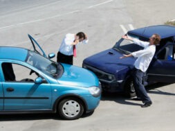 Traffic accident and to drivers fighting
