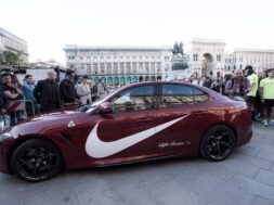 Kevin Hart arriva in Piazza Duomo a bordo di una Alfa Romeo Giulia Quadrofoglio