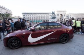 Kevin Hart arriva in Piazza Duomo a bordo di una Alfa Romeo Giulia Quadrofoglio