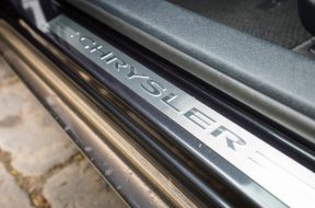 2015-chrysler-300-sedan-18