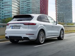 2018-porsche-cayenne-e-hybrid-P18_0069_a3_rgb