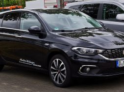 1200px-Fiat_Tipo_1.4_T-Jet_Lounge_(II)_–_Frontansicht,_24._Juni_2017,_Düsseldorf