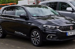 1200px-Fiat_Tipo_1.4_T-Jet_Lounge_(II)_–_Frontansicht,_24._Juni_2017,_Düsseldorf