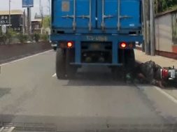 helmet-saves-mans-life-as-heavy-truck-runs-over-his-head_4