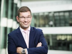 P90227396-markus-duesmann-as-of-1-october-2016-member-of-the-board-of-management-of-bmw-ag-purchasing-and-supp-2250px-1024×683