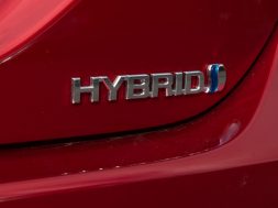 18-2018-Toyota-Camry-SL-Hybrid-Emotional-Red-HR-040