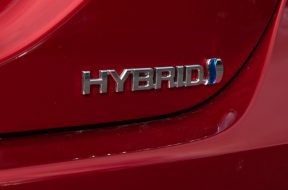 18-2018-Toyota-Camry-SL-Hybrid-Emotional-Red-HR-040
