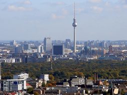 1200px-Berlin_Skyline_Fernsehturm_02