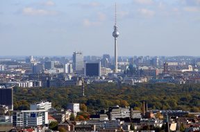 1200px-Berlin_Skyline_Fernsehturm_02