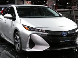 2017_toyota_prius_prime_new-york_02