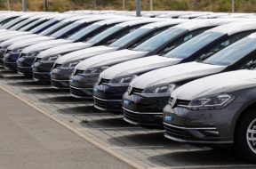 VW Neuwagen werden auf Flughafen Parkplatz abgestellt