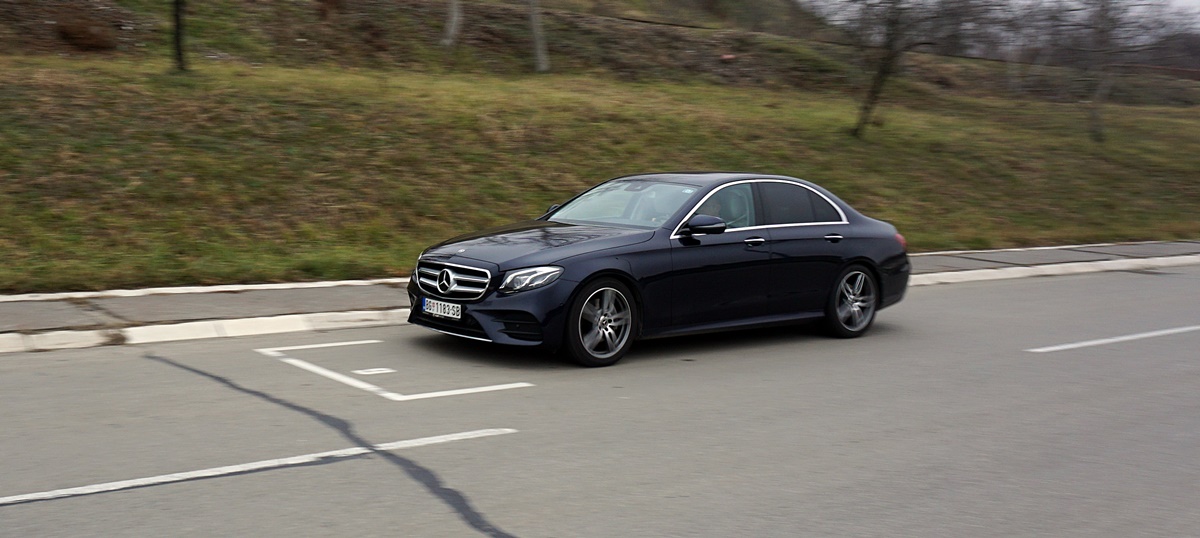 Mercedes E200 u jurišu do maksimalne brzine (VIDEO)