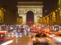 Triumphbogen mit Straßenverkehr Nachtaufnahme Champs Elysées Paris Frankreich Europa *** Triump