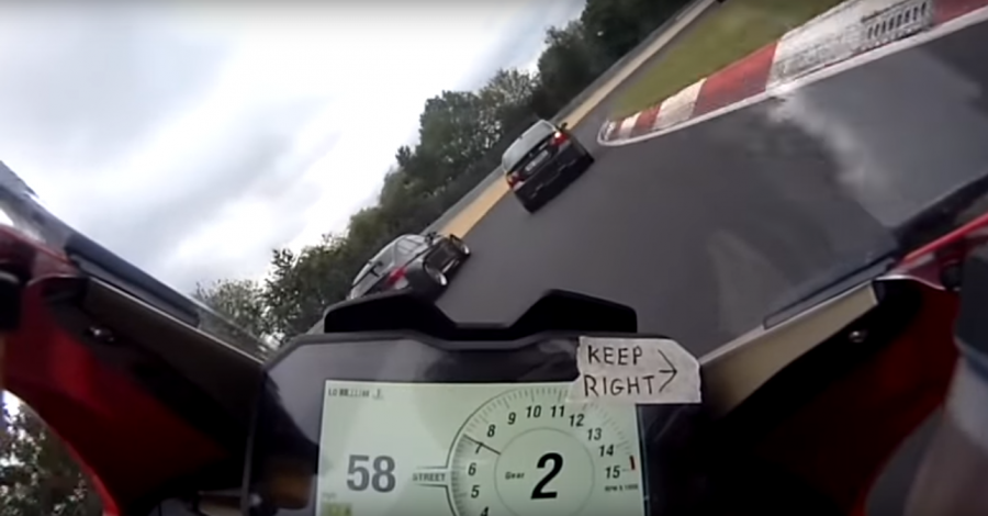 Ducati Panigale V4 vs. BMW M3 na Nirburgringu (VIDEO)