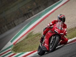 24_ducati-panigale-v4-r-action