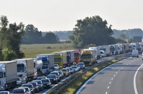 Salpetersäure läuft aus Tanker – Großeinsatz in Brandenburg