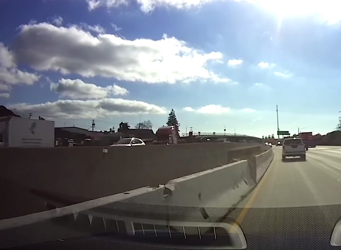 Teslin autopilot nije „video“ betonsku ogradu (VIDEO)