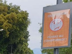 ce-panneau-est-un-radar-pedagogique-qui-mesure-la-qualite-de-lair