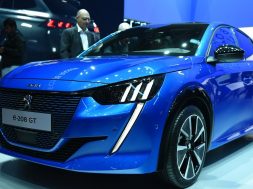 la-nouvelle-peugeot-208-fait-clairement-partie-des-vedettes-du-salon-de-geneve-2019-notamment-dans-cette-inedite-version-electrique