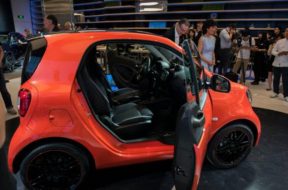 830x532_une-voiture-electrique-smart-fortwo-fabriquee-par-brabus-exposee-sur-le-stand-mercedes-au-salon-automobile-de-pekin-le-24-avril-2016