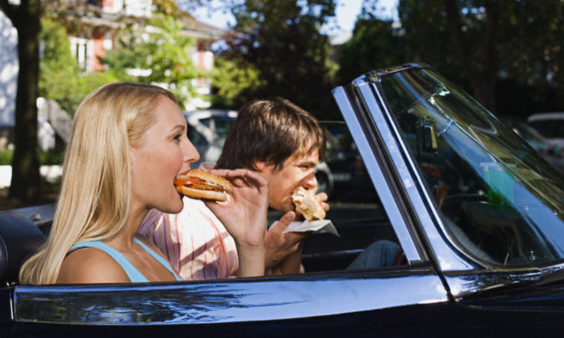 Дает в машине мужу. Кушаем в машине. Люди едят в машине. Мужчина ест в машине. Кушать за рулем.