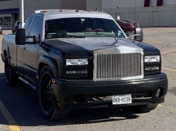 S8-un-pick-up-equipe-d-une-calandre-rolls-royce-611353