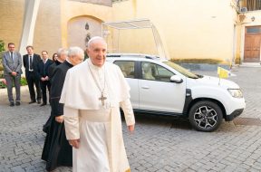 lead_-_groupe_renault_delivers_an_exclusive_dacia_to_pope_francis_3
