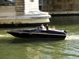 second-life-batteries-from-renault-ze-can-now-carry-you-on-the-seine-in-paris_2