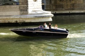 second-life-batteries-from-renault-ze-can-now-carry-you-on-the-seine-in-paris_2