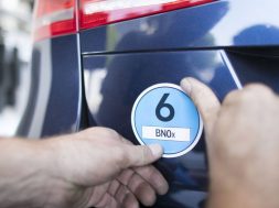 Aufkleben einer EURO NORM Plakette 6 auf ein Auto aufgeklebt Kfz Betrieb der Nachruestung von Diese