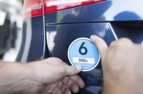 Aufkleben einer EURO NORM Plakette 6 auf ein Auto aufgeklebt Kfz Betrieb der Nachruestung von Diese