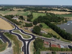 S8-voici-le-rond-point-en-forme-de-cacahuete-616317