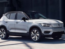 Volvo XC40 Recharge P8 AWD in Glacier Silver,