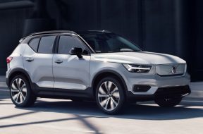 Volvo XC40 Recharge P8 AWD in Glacier Silver,
