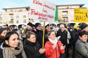 Demonstrationen für und gegen Tesla-Ansieldung