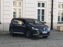 S8-le-renault-espace-de-macron-tombe-en-panne-en-pologne-181248