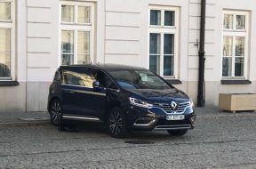 S8-le-renault-espace-de-macron-tombe-en-panne-en-pologne-181248
