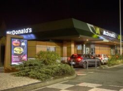 7800374005_le-drive-in-d-un-macdonald-s-image-d-illustration