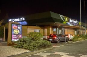 7800374005_le-drive-in-d-un-macdonald-s-image-d-illustration