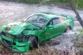 Ford-Mustang-GT-ajuns-in-rau-6