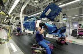 S8-bmw-n-exclut-pas-des-licenciements-183260