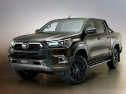 200-toyota-hilux-2020-static-front