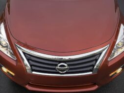 CR-Cars-InlineHero-2015-Nissan-Altima-hood-6-20