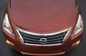 CR-Cars-InlineHero-2015-Nissan-Altima-hood-6-20
