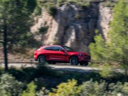 aston-martin-dbx-2-780×470