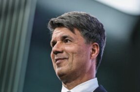 2a37d908-de7b-4c4b-893b-eb874dce5825_w948_r1.77_fpx57.9_fpy54.93