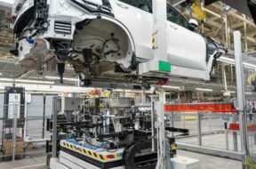 S7-bmw-met-la-pression-sur-ses-fournisseurs-pour-rendre-la-voiture-electrique-plus-ecologique-184104