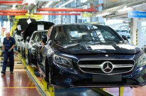 906-fahrzeuge-der-klasse-von-mercedes-laufen-ueber-das-band-im-daimler-werk-in-sindelfingen-ein-mitarbeiter-prueft-die-autos-2uOLkF2DVj6b