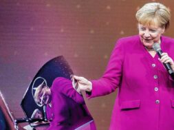 d6e67efc-34fa-442e-9438-384c38a4f842_w948_r1.77_fpx70.01_fpy49.81