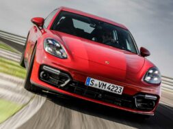 porsche-panamera-gts-2021-in-rot-front-fahraufnahme-auf-der-rennstrecke